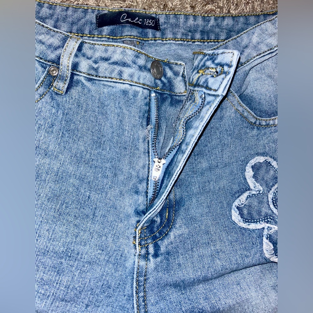Women’s Cali1850 Light Blue Floral Embroidered Women's Jeans Size 11 - Picture 8 of 10